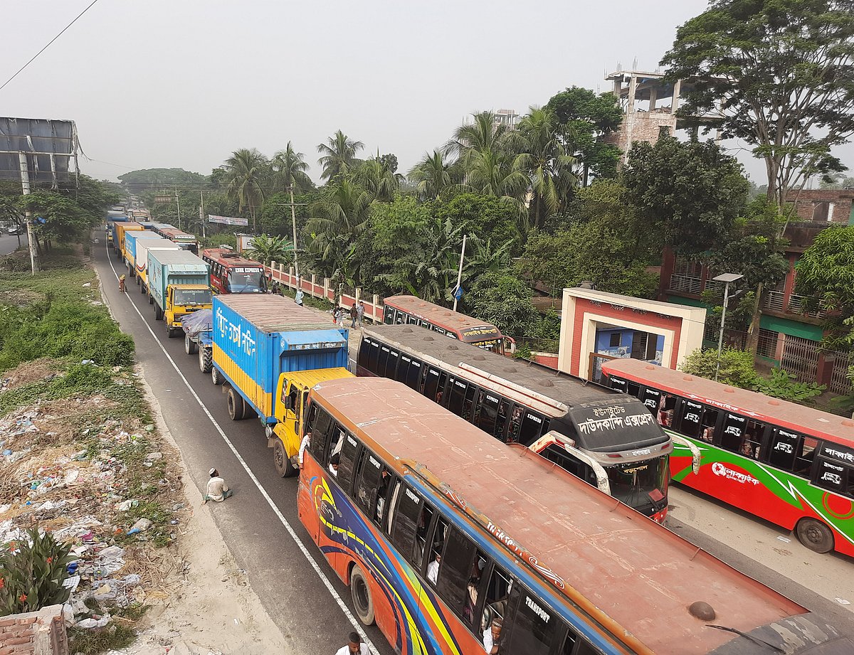 ঢাকা-চট্টগ্রাম মহাসড়কের কুমিল্লার দাউদকান্দিতে তীব্র যানজট। আজ শুক্রবার সকালে মহাসড়কের গৌরীপুরে