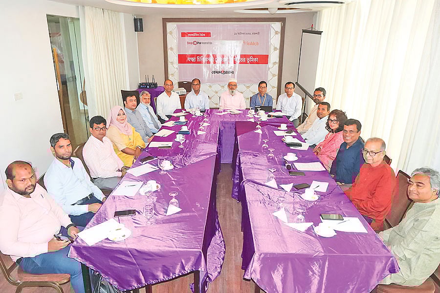 স্টপ টিবি পার্টনারশিপের সহযোগিতায় আইসিডিডিআরবি ও প্রথম আলোর আয়োজনে  ‘যক্ষ্মা চিকিৎসায় বেসরকারি খাতের ভূমিকা’ শীর্ষক গোলটেবিল বৈঠকে অংশগ্রহণকারীরা। রাজশাহী, ১৯ অক্টোবর ২০২৪