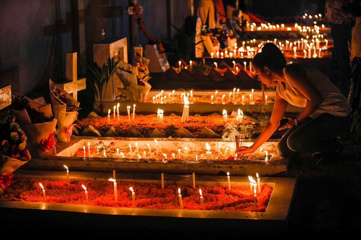 অল সোলস ডে উপলক্ষে মৃতদের কবরে মোম জ্বালিয়ে প্রার্থনা করছেন খ্রিষ্টান সম্প্রদায়ের মানুষজন। আজ সন্ধ্যায় চট্টগ্রাম নগরের পাথরঘাটার পবিত্র জপমালা রানীর গির্জায়