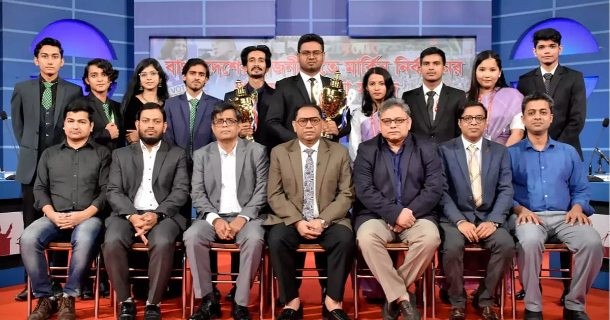 প্রতিযোগিতা শেষে অতিথিদের সঙ্গে বিজয়ী ও রানার আপ দলের সদস্যরা