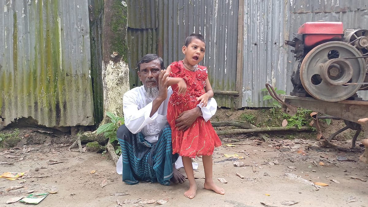 শিশু সুরাইয়াকে স্বাভাবিক জীবনে ফেরাতে চায় পরিবার। কিন্তু টাকার অভাবে চিকিৎসা হচ্ছে না। সম্প্রতি নেত্রকোনার পূর্বধলা উপজেলার বিশকাকুনি ইউনিয়নের কোনাডহর এলাকায়