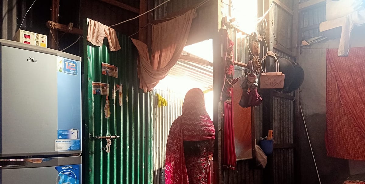 রাজধানীর কড়াইলের কিশোরী মিষ্টি বাল্যবিবাহের শিকার হওয়ার পর (ছদ্মনাম) স্কুল থেকে ঝরে পড়েছে