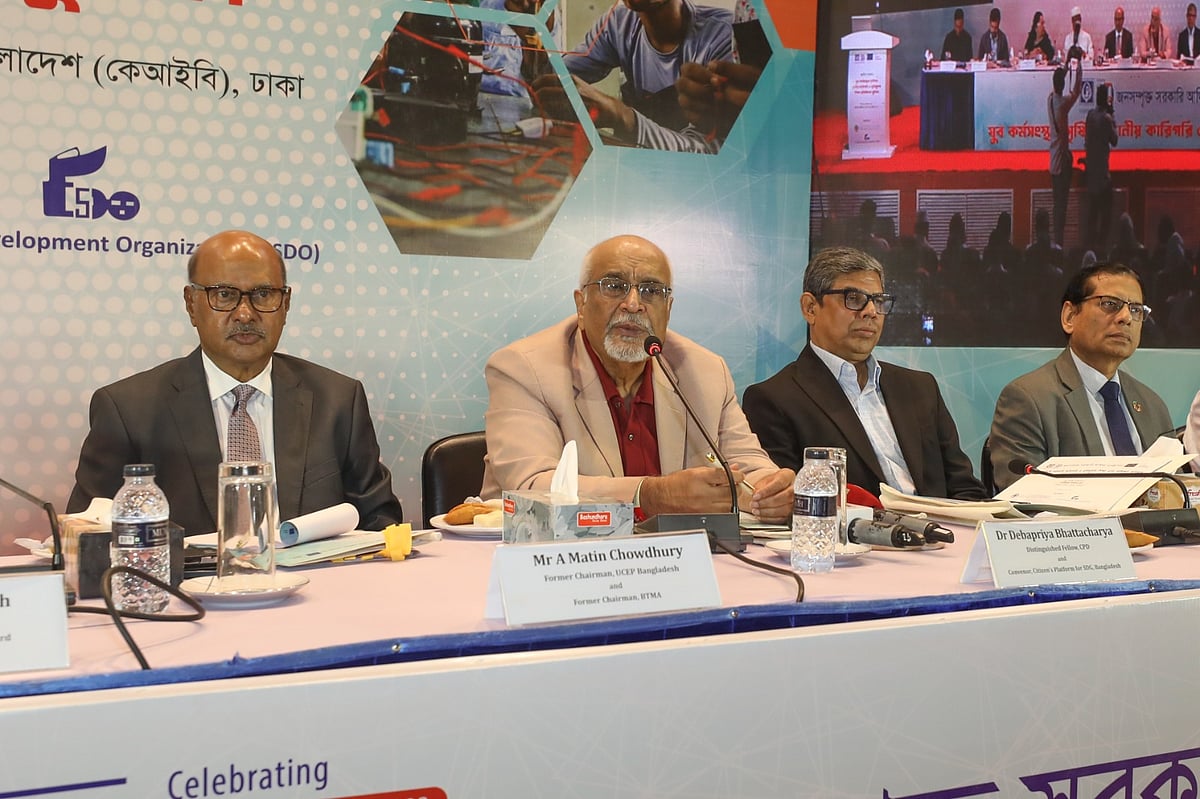 সিপিডির সম্মানিত ফেলো দেবপ্রিয় ভট্টাচার্য ‘যুব কর্মসংস্থান সৃষ্টিতে স্থানীয় কারিগরি ও বৃত্তিমূলক শিক্ষাপ্রতিষ্ঠানের ভূমিকা’ শীর্ষক সম্মেলনে বক্তব্য দেন। ঢাকা, ২ নভেম্বর