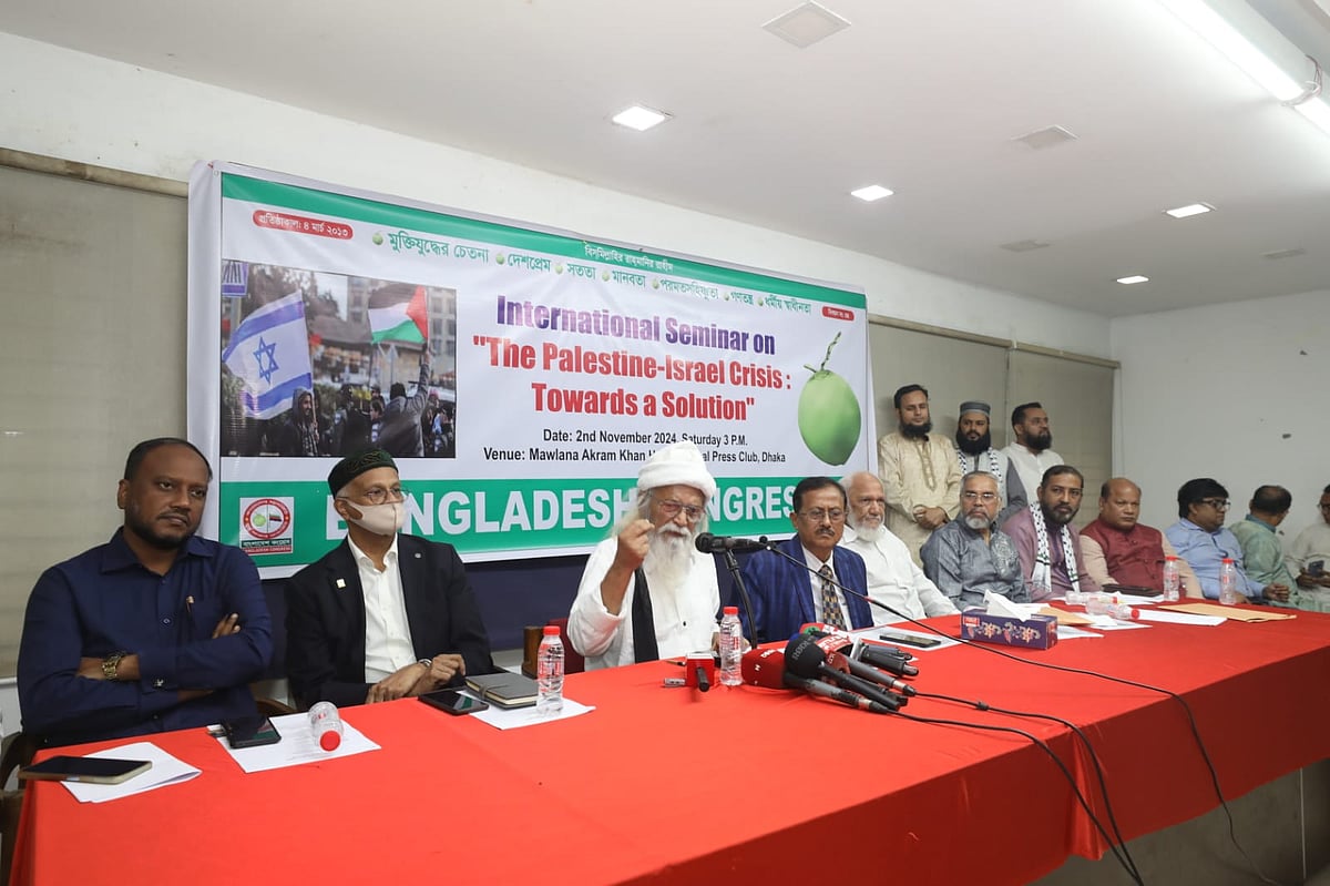 দ্য প্যালেস্টাইন-ইসরায়েল ক্রাইসিস: টুয়ার্ডস আ সলিউশন’ শীর্ষক সেমিনারে বক্তব্য দিচ্ছেন ফরহাদ মজহার। জাতীয় প্রেসক্লাব, ২ নভেম্বর