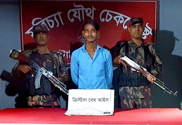 মাদক ক্রিস্টাল মেথ সহ বিজিবির হাতে আটক সাইফুল ইসলাম)। গতকাল সন্ধ্যায় টেকনাফ-কক্সবাজার আঞ্চলিক মহাসড়কের মরিচ্যা চেক পোস্টে