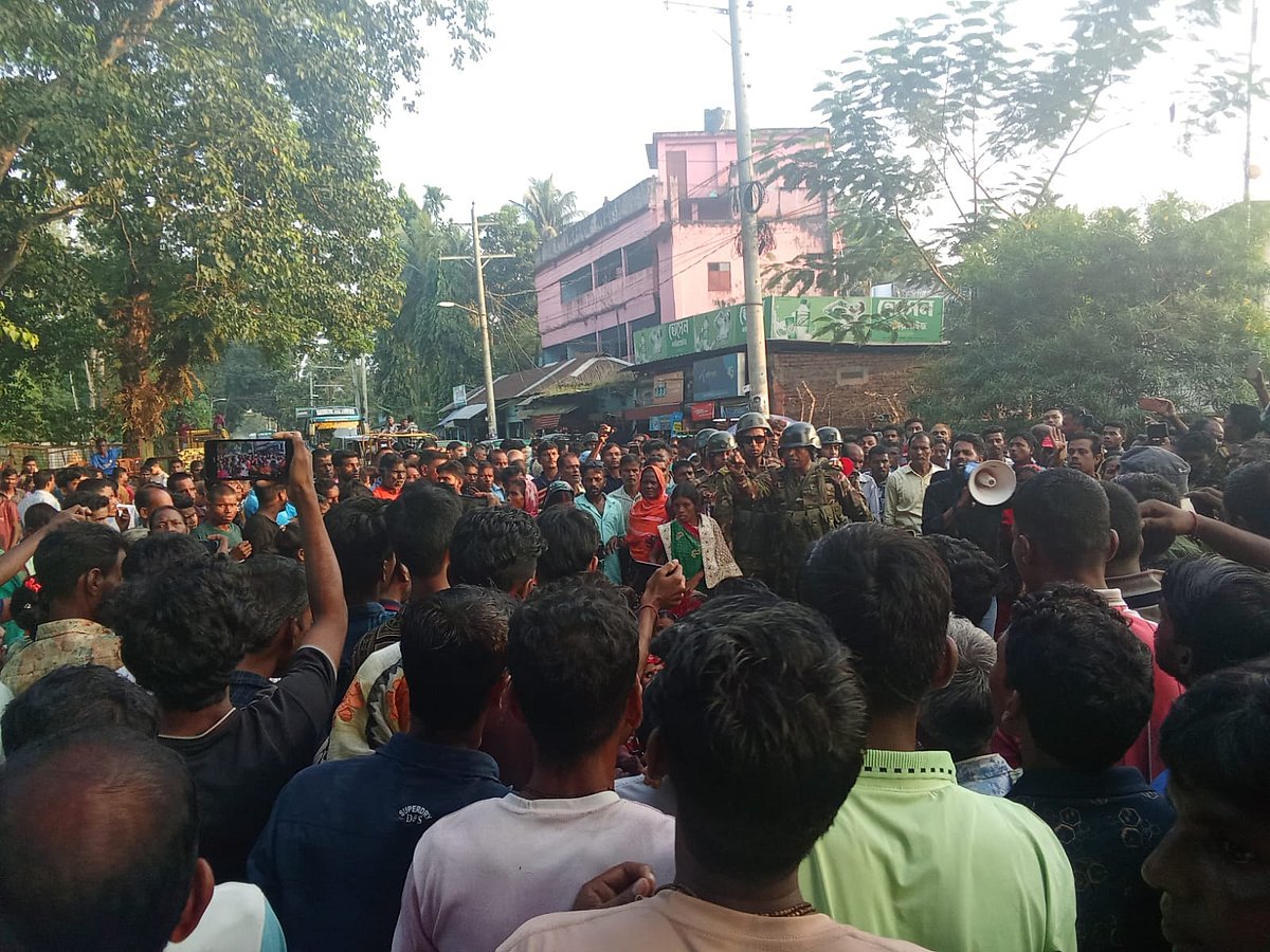 মৌলভীবাজার বিভাগীয় শ্রম দপ্তরের অফিসের সামনে অবস্থান নেন চা–শ্রমিকেরা