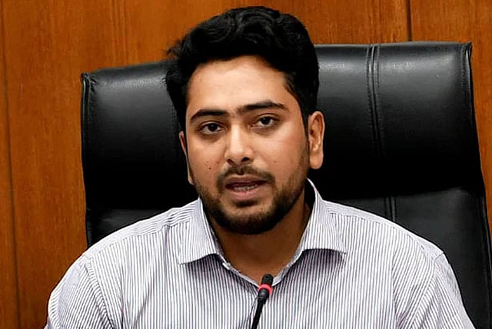 Eri sikilganida mushukni yalaydi Ayol bilan urushayotgan erkak porno