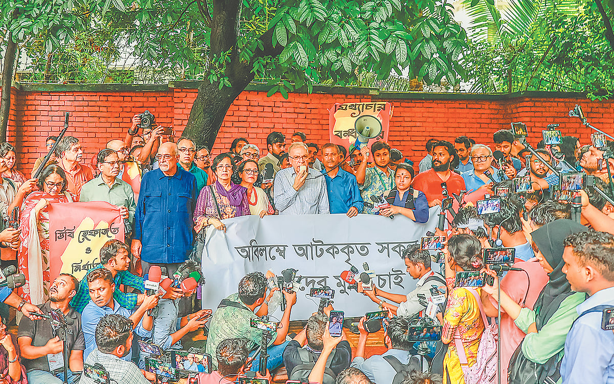 আটক শিক্ষার্থীদের মুক্তির দাবিতে ডিবি কার্যালয়ের সামনে বিক্ষুব্ধ নাগরিক সমাজের মানববন্ধনে অন্যদের সঙ্গে লেখক। ১ আগস্ট ২০২৪