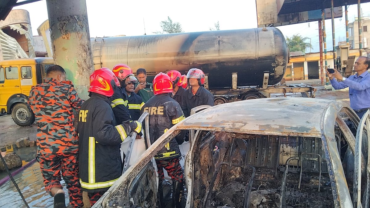 অগ্নিকাণ্ডের পর ফায়ার সার্ভিসের উদ্ধার কার্যক্রম। আজ সোমবার বিকেলে ময়মনসিংহ নগরের রহমতপুর বাইপাস মোড়ে