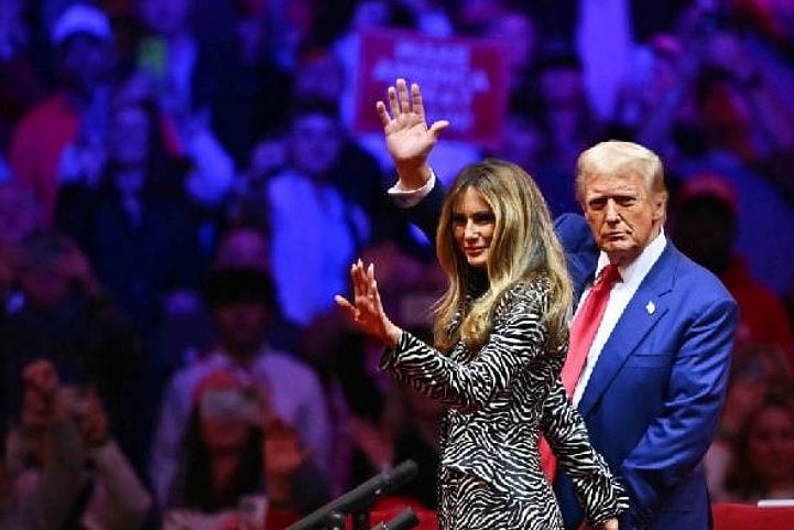 নির্বাচনী প্রচারণায় ডোনাল্ড ট্রাম্প। সঙ্গে স্ত্রী মেলানিয়া ট্রাম্প