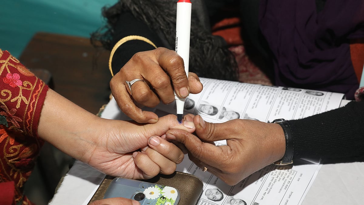 গণতন্ত্র প্রতিষ্ঠার জন্য সুষ্ঠু নির্বাচনের বিকল্প নেই, কিন্তু স্বৈরাচারী সরকার নির্বাচনব্যবস্থাই ভেঙে দিয়েছিল। ৩০ ডিসেম্বর ২০১৮ ।