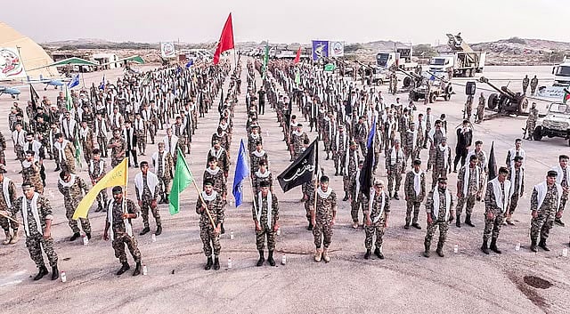 ইরানের ইসলামিক রেভল্যুশনারি গার্ড কোরের (আইআরজিসি) নৌবাহিনীর সদস্যরা একটি মহড়ায়। পারস্য উপসাগরের আবু মুসা দ্বীপে, ২ আগস্ট ২০২৩