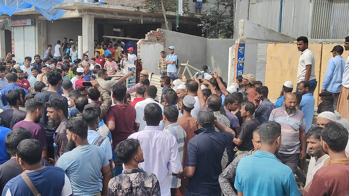 কুয়াকাটায় রাখাইন মহিলা মার্কেট এলাকায় আজ সোমবার একটি দোকানের বিম ভেঙে দুজন শ্রমিক নিহত হয়েছেন। এ ঘটনার পর সেখানে স্থানীয় লোকজন ভিড় করেন।