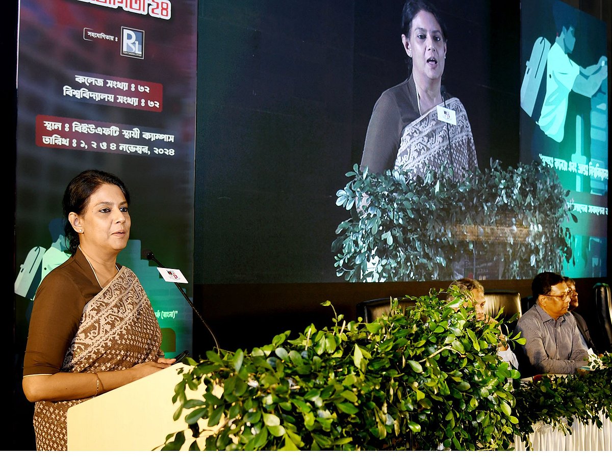 বিজিএমইএ ইউনিভার্সিটি অব ফ্যাশন অ্যান্ড টেকনোলজিতে এক অনুষ্ঠানে প্রধান অতিথির বক্তব্য দেন পরিবেশ, বন ও জলবায়ু পরিবর্তন উপদেষ্টা সৈয়দা রিজওয়ানা হাসান। ঢাকা, ৪ নভেম্বর, ২০২৪