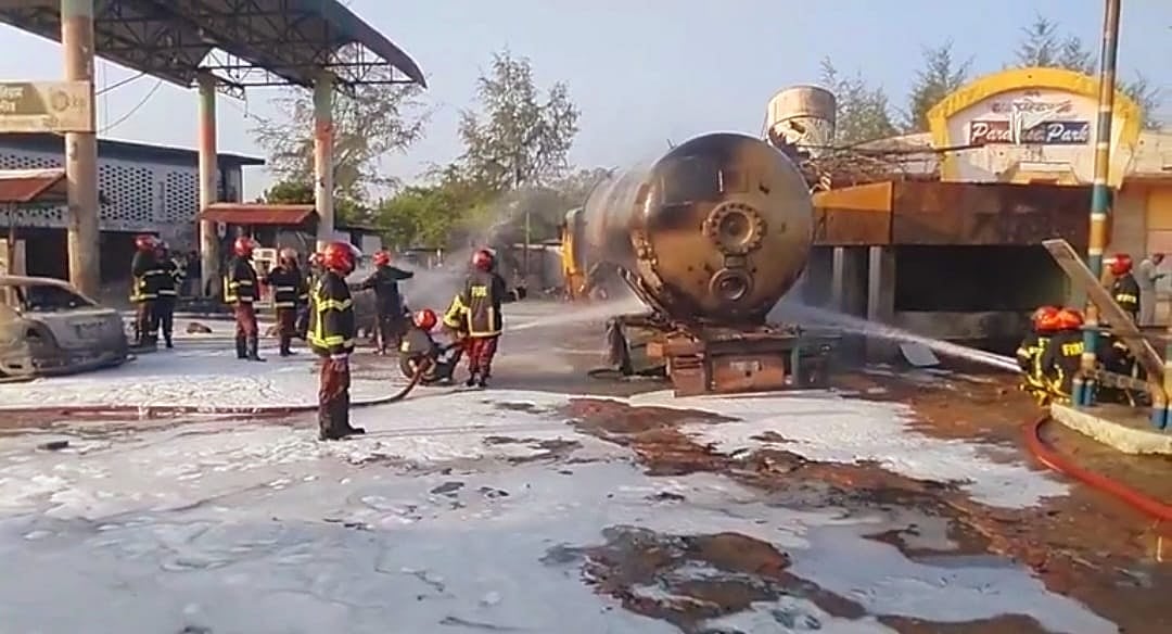 ময়মনসিংহ নগরের রহমতপুর বাইপাস এলাকায় ফিলিং স্টেশনে লাগা আগুন নিয়ন্ত্রণের কাজ করছেন ফায়ার সার্ভিসের কর্মীরা। আজ সোমবার বিকেলে