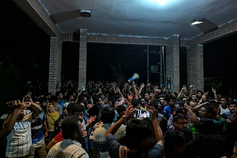 কোটা সংস্কারের দাবিতে জাহাঙ্গীরনগর বিশ্ববিদ্যালয়ে রবীন্দ্রনাথ ঠাকুর হলের শিক্ষার্থীদের বিক্ষোভ। ১৫ জুলাই ২০২৪