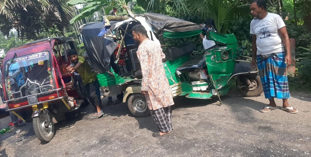 টমটম ও মাহিন্দ্রার সংঘর্ষ হয়েছে। আজ সোমবার দুপুরে রাজাপুর উপজেলার পিংড়ী মাধ্যমিক বিদ্যালয়ের সামনে