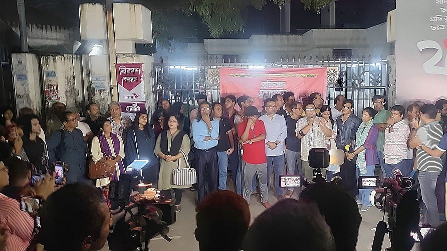 সোমবার শিল্পকলা একাডেমির মেইন গেটের সামনে ‘বিক্ষুব্ধ থিয়েটারকর্মীগণ’–এর ব্যানারে আয়োজিত সমাবেশে লিখিত বক্তব্য পড়ে শোনান বটতলার নাট্যনির্দেশক ও অভিনেতা মোহাম্মদ আলী হায়দার