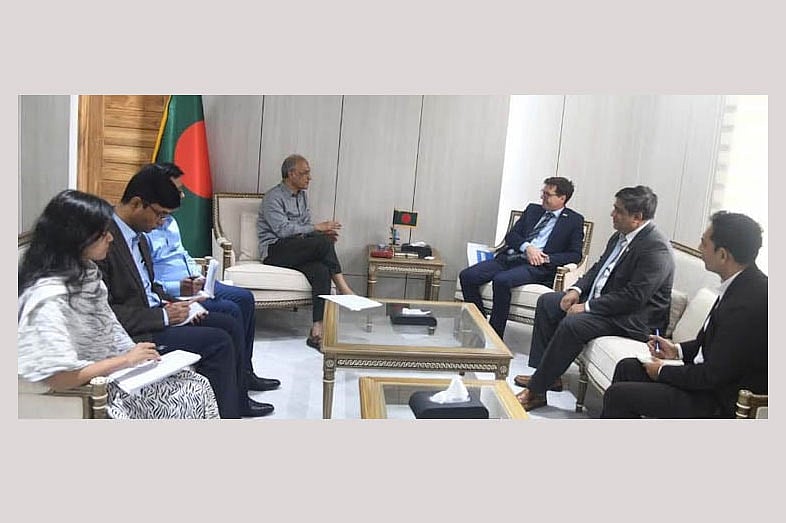 স্বরাষ্ট্র উপদেষ্টা লেফটেন্যান্ট জেনারেল (অব.) মো. জাহাঙ্গীর আলম চৌধুরী (বাঁয়ে) ও বাংলাদেশে নিযুক্ত নরওয়ের রাষ্ট্রদূত হ্যাকন অ্যারাল্ড গুলব্র্যান্ডসেন