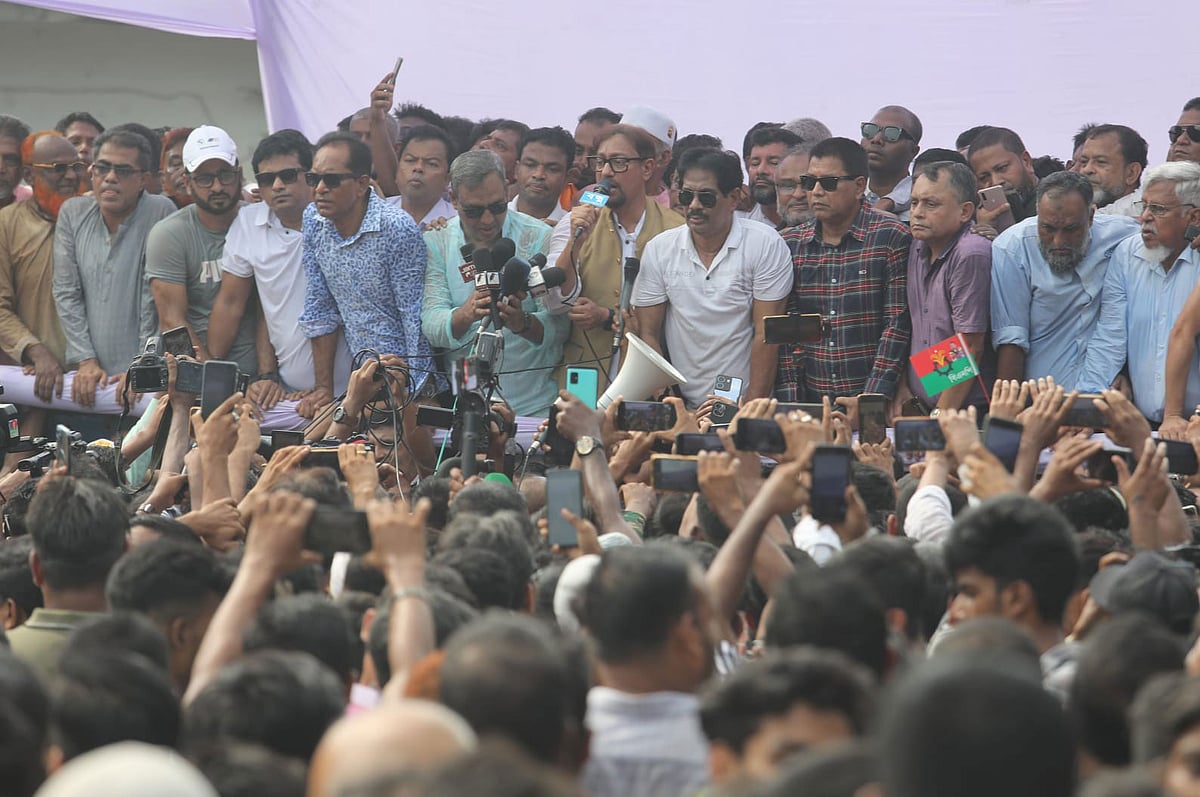 সংবর্ধনা অনুষ্ঠানে বক্তব্য দেন চসিক মেয়র শাহাদাত হোসেন। আজ দুপুরে চট্টগ্রামের পুরোনো রেলস্টেশনে