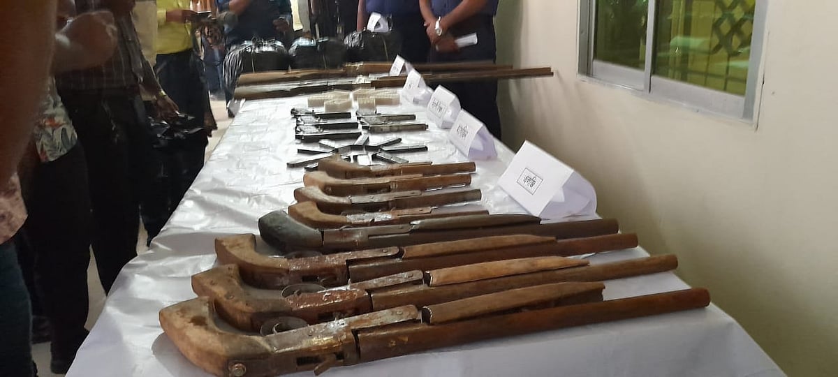 নোয়াখালীতে পুলিশের অভিযানে উদ্ধার হওয়া আগ্নেয়াস্ত্র। আজ বিকেলে জেলা পুলিশ সুপারের কার্যালয়ে