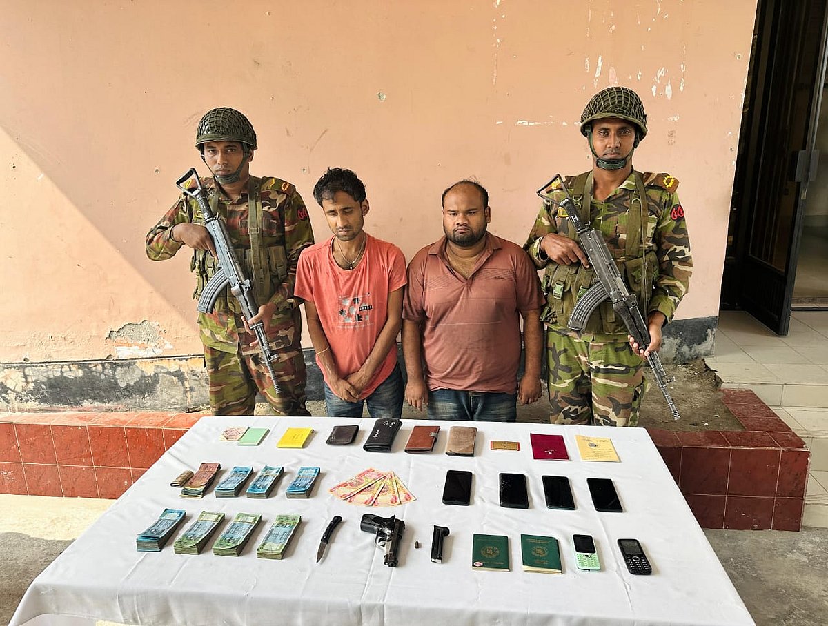 সাতক্ষীরা সদরের কুচপুকুর এলাকা থেকে অস্ত্র, টাকা, ইরাকি দিনারসহ আটক দুজন