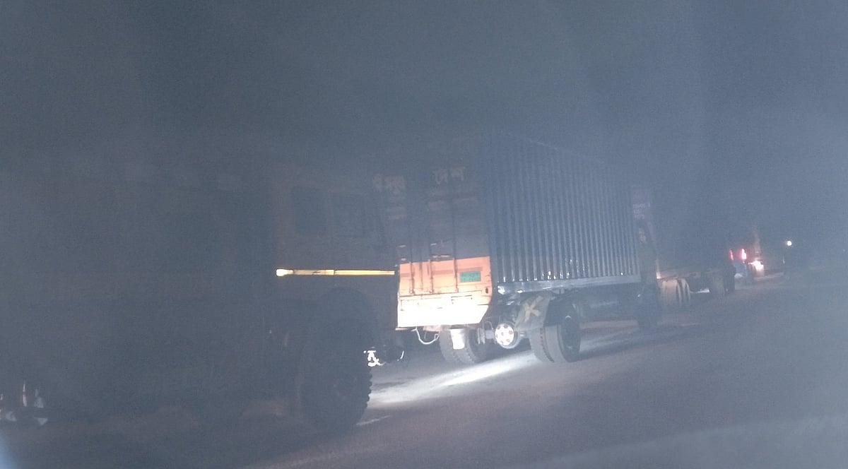 ঢাকা-সিলেট মহাসড়কে দীর্ঘ যানজট। আজ বুধবার রাত ৮টার দিকে ব্রাহ্মণবাড়িয়ার সরাইল উপজেলার কুট্টাপাড়া এলাকায়