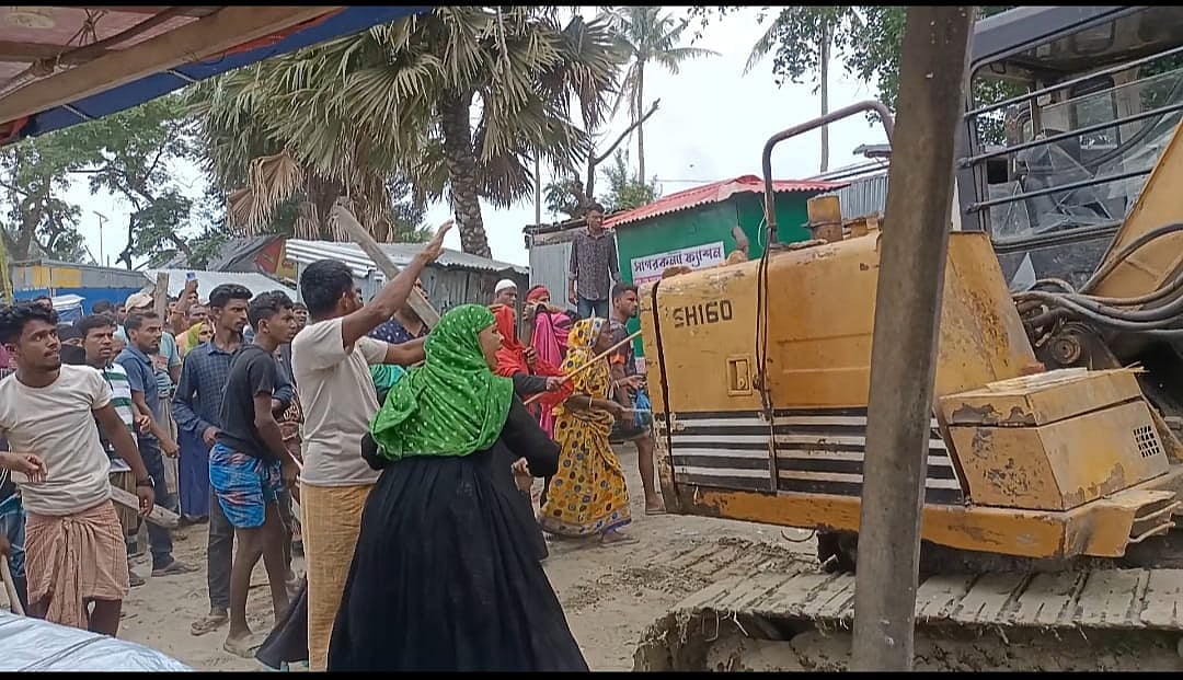 কুয়াকাটায় অবৈধ স্থাপনা উচ্ছেদ অভিযানে বাধা দেয় স্থানীয়রা। আজ বুধবার দুপুরে