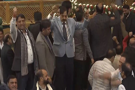 ভারতনিয়ন্ত্রিত জম্মু-কাশ্মীরের হারানো বিশেষ মর্যাদা ফেরাতে রাজ্য বিধানসভায় প্রস্তাব গৃহীত হওয়ার পর হট্টগোল তৈরি হয়