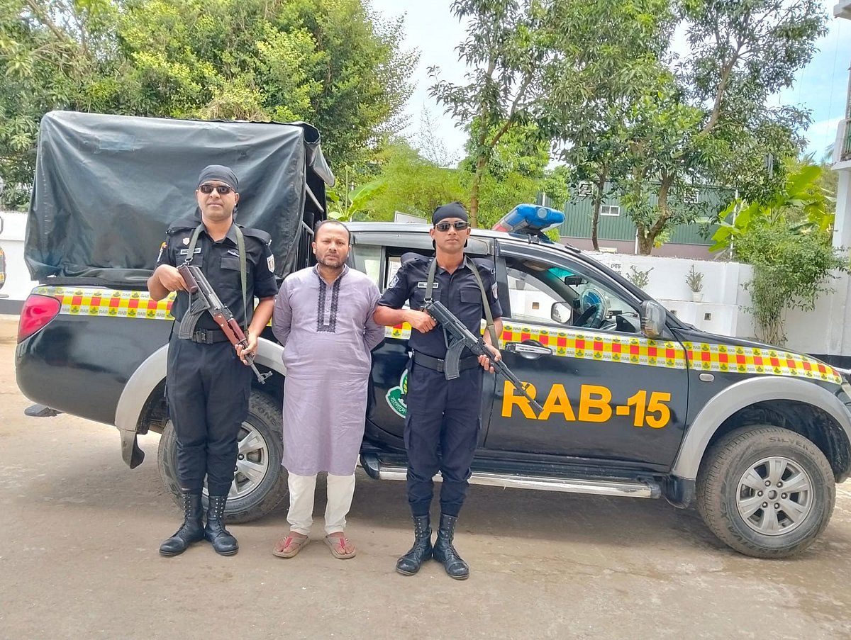 কক্সবাজারে র্যাবের অভিযানে অস্ত্রসহ গ্রেপ্তার ৪৪ মামলার আসামি জিয়াবুল হক । আজ দুপুরে