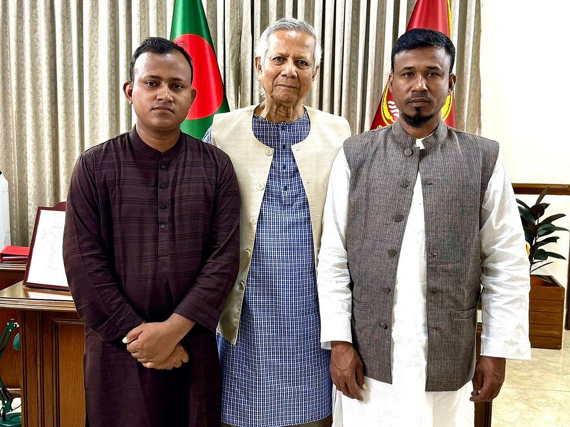প্রধান উপদেষ্টা ড. মুহাম্মদ ইউনূসের সঙ্গে সাক্ষাৎ করেছেন জুলাই গণ-অভ্যুত্থানে শহীদ আবু সাঈদের দুই ভাই রমজান আলী ও আবু হোসেন। রাষ্ট্রীয় অতিথি ভবন যমুনা, ঢাকা, ৬ নভেম্বর