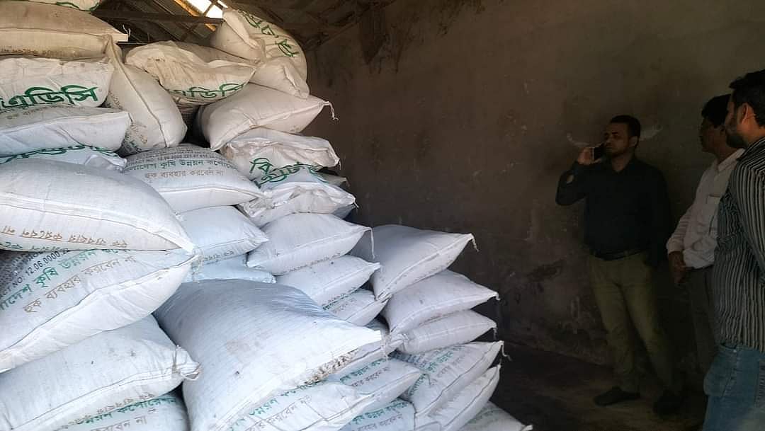 ময়মনসিংহের ধোবাউড়া মধ্যবাজারে গতকাল বুধবার একটি গুদাম সিলগালা করে দেওয়া হয়