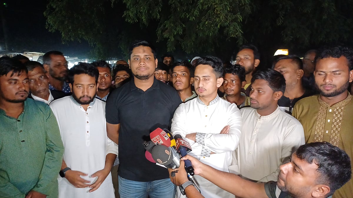 পঞ্চগড়ের তেঁতুলিয়া উপজেলা শহরের তেঁতুলতলায় গতকাল বুধবার রাতে সংবাদ সম্মেলনে উপস্থিত ছিলেন বৈষম্যবিরোধী ছাত্র আন্দোলনের কেন্দ্রীয় আহ্বায়ক হাসনাত আবদুল্লাহ ও ‘জুলাই শহীদ স্মৃতি ফাউন্ডেশনের’ সাধারণ সম্পাদক সারজিস আলম