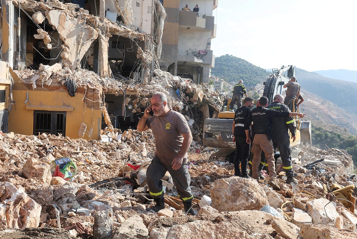 ইসরায়েলি হামলায় বিধ্বস্ত ভবনের ধ্বংসস্তূপে চাপা পড়া ব্যক্তিদের উদ্ধারে কাজ করছেন উদ্ধারকর্মীরা। বালবেক শহর, বেকা উপত্যকা, লেবানন