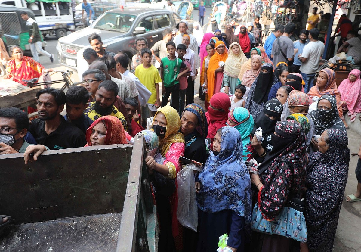 টিসিবির পণ্য কিনতে মানুষের দীর্ঘ সারি। আজ বেলা আড়াইটায় চট্টগ্রাম নগরের দেওয়ানহাট মোড়ে