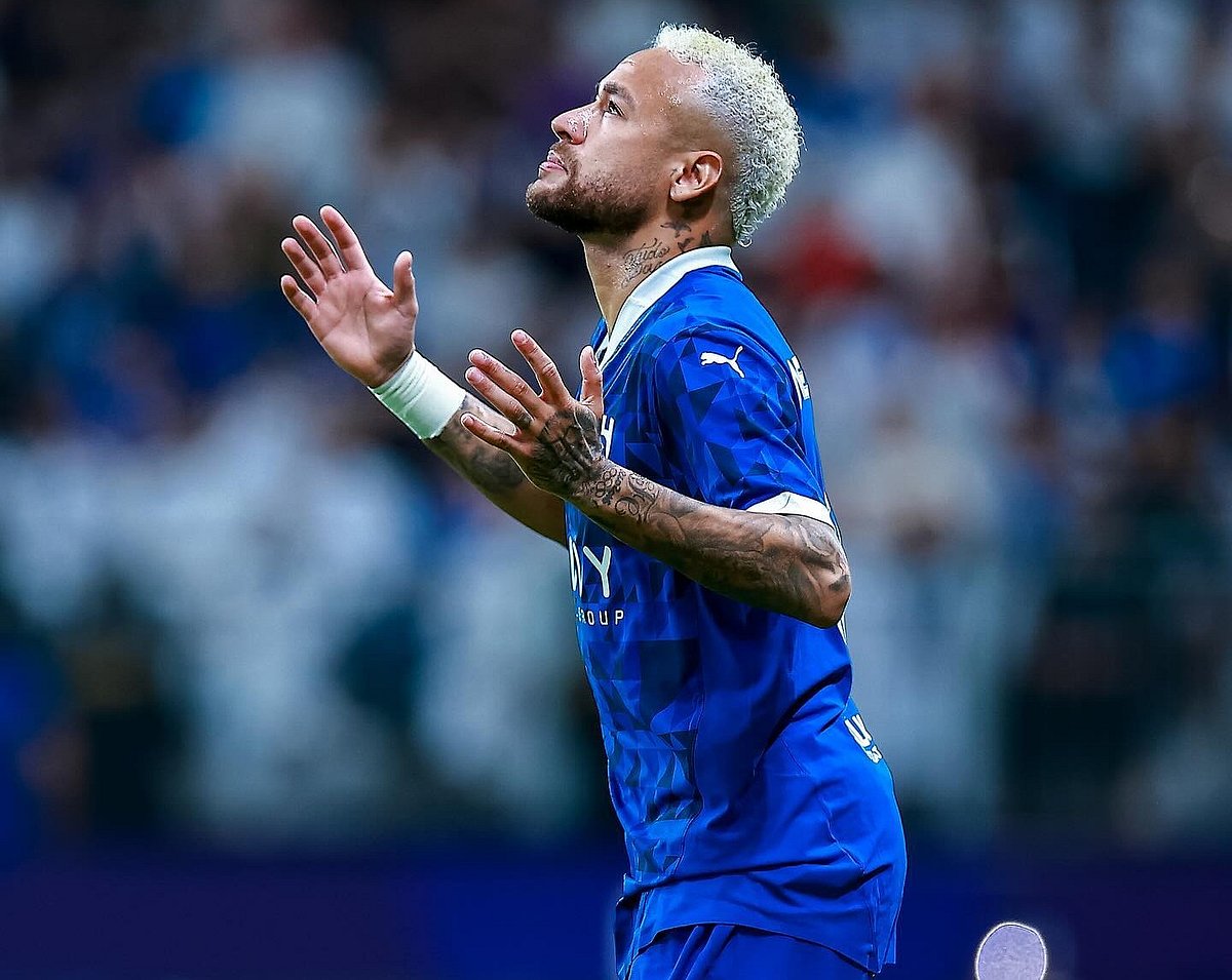 আবার মাঠের বাইরে নেইমার