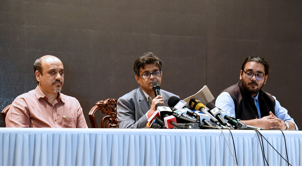 সংবাদ সম্মেলনে বক্তব্য দিচ্ছেন প্রধান উপদেষ্টা ড. মুহাম্মদ ইউনূসের প্রেস সচিব শফিকুল আলম। আজ বৃহস্পতিবার সন্ধ্যায় রাজধানীর ফরেন সার্ভিস একাডেমিতে