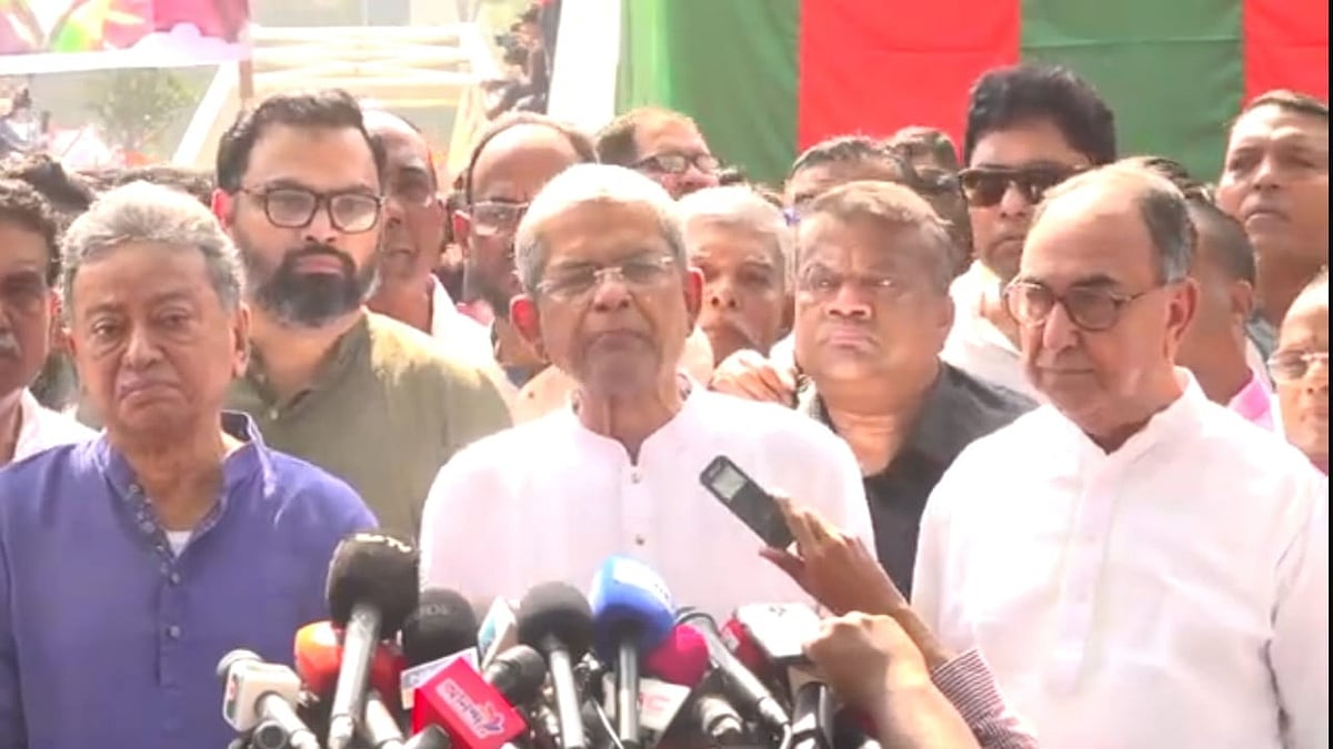 আজ বৃহস্পতিবার সকালে ৭ নভেম্বর উপলক্ষে ঢাকার শেরেবাংলা নগরে দলীয় কর্মসূচিতে সাংবাদিকদের সঙ্গে কথা বলেন বিএনপির মহাসচিব মির্জা ফখরুল ইসলাম আলমগীর