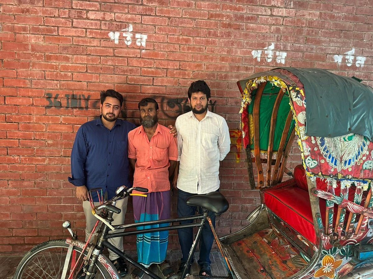 গণভবনে আজ বৃহস্পতিবার রিকশা হস্তান্তরের সময় রিকশাচালক মোহাম্মদ নুরু (মাঝে), বাঁয়ে তথ্য উপদেষ্টা মো. নাহিদ ইসলাম এবং ডানে প্রধান উপদেষ্টার বিশেষ সহকারী মাহফুজ আলম