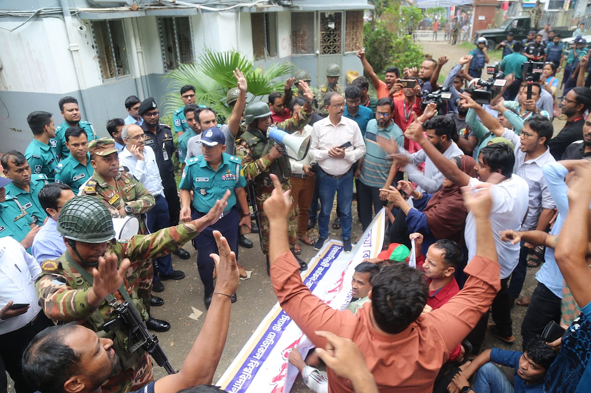 উপাচার্যকে অবরুদ্ধ করে কর্মকর্তা–কর্মচারীরা বিক্ষোভ শুরু করলে সেনাবাহিনীর সদস্যরা এসে পরিস্থিতি নিয়ন্ত্রণ করেন। আজ বৃহস্পতিবার সিলেটে মেডিকেল বিশ্ববিদ্যালয় ক্যাম্পাসে