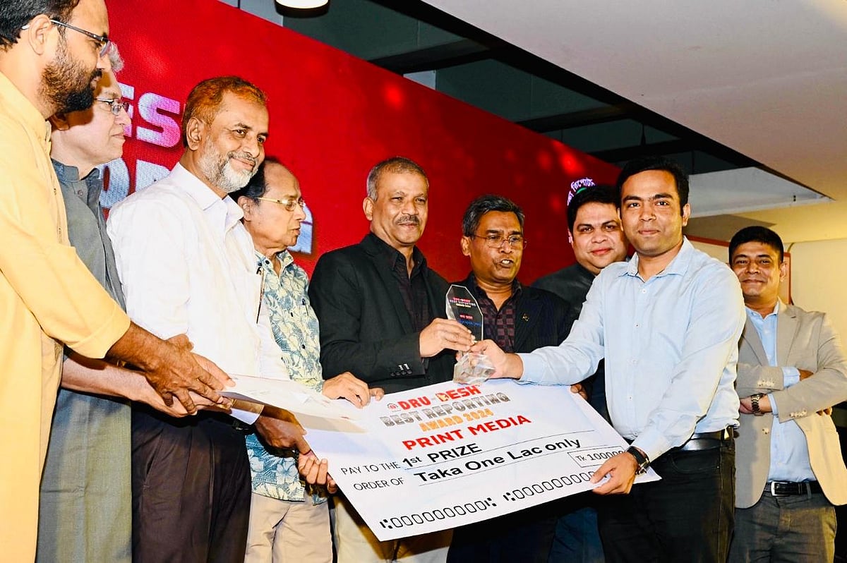 প্রথম আলোর নিজস্ব প্রতিবেদক মাহমুদুল হাসানের হাতে পুরস্কার তুলে দিচ্ছেন আইন উপদেষ্টা অধ্যাপক আসিফ নজরুল। আজ শুক্রবার সন্ধ্যায় ঢাকা ক্লাবের স্যামসন এইচ চৌধুরী মিলনায়তনে