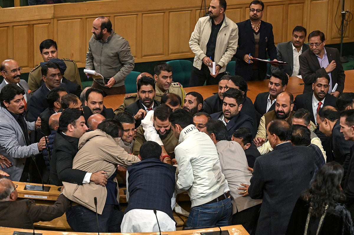 জম্মু–কাশ্মীর বিধানসভায় ৩৭০ অনুচ্ছেদ ফিরিয়ে আনার প্রস্তাবের বিরোধী বিজেপির বিধায়কদের সঙ্গে অন্য বিধায়কদের ধস্তাধস্তি। ৭ নভেম্বর