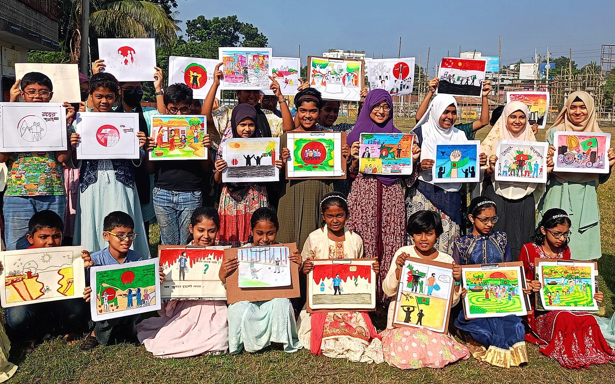 প্রথম আলোর ২৬তম প্রতিষ্ঠাবার্ষিকী উপলক্ষে গ্রাফিতি আঁকা প্রতিযোগিতায় দেয়ালে দেখা ‘গ্রাফিতি’ নিখুঁতভাবে নিজেদের ক্যানভাসে ফুটিয়ে তোলে শিশুরা। শুক্রবার দুপুরে চুয়াডাঙ্গায় জালাল আর্ট স্কুল চত্বরে