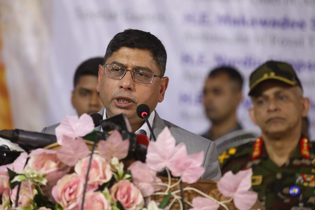 রাজধানীর মেরুল বাড্ডায় আন্তর্জাতিক বৌদ্ধবিহারে আজ শুক্রবার বিকেলে পবিত্র কঠিন চীবর দান উৎসব ও জাতীয় বৌদ্ধধর্মীয় মহাসম্মেলনের প্রধান অতিথির বক্তব্য দেন সেনাবাহিনীর প্রধান জেনারেল ওয়াকার-উজ-জামান