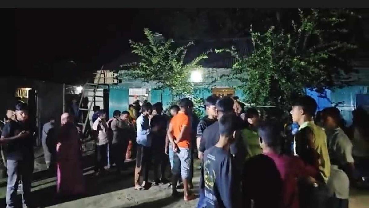 নিহত শিশু দুটির লাশ বাড়িতে নেওয়ার পর এলাকার লোকজন ভিড় করেন। গতকাল বৃহস্পতিবার রাতে কুমিল্লার দেবীদ্বার উপজেলার হোসেনপুর গ্রামে