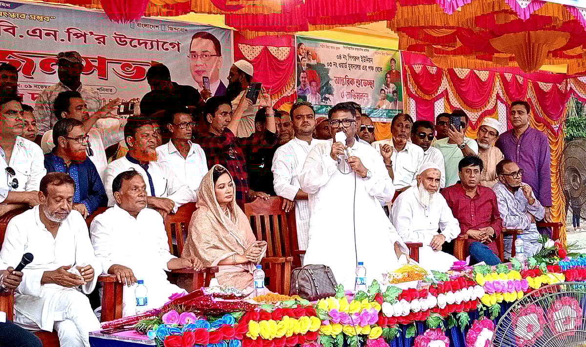 নাটোরের স্থানীয় বিএনপি আয়োজিত জনসভায় বক্তব্য দেন বিএনপির কেন্দ্রীয় নির্বাহী সদস্য রুহুল কুদ্দুস তালুকদার। আজ শনিবার বিকেলে