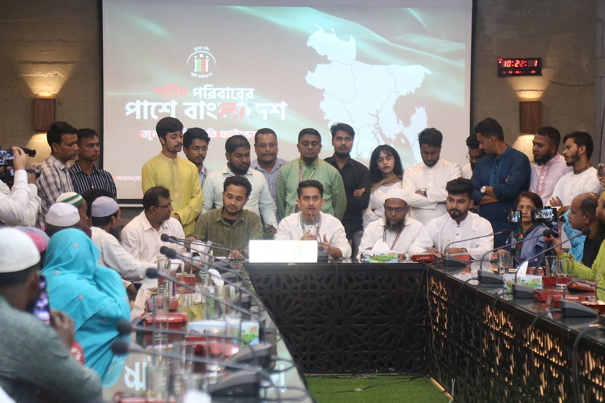 'জুলাই শহীদ স্মৃতি ফাউন্ডেশনের’ ‍উদ্যোগে শনিবার সিলেট বিভাগে শহীদদের পরিবারকে আর্থিক সহায়তা প্রদান আয়োজনে সারজিস আলম ও সিলেটের সমন্বয়কেরা উপস্থিত ছিলেন। সিলেটের জেলা প্রশাসক কার্যালয়ের সভাকক্ষে