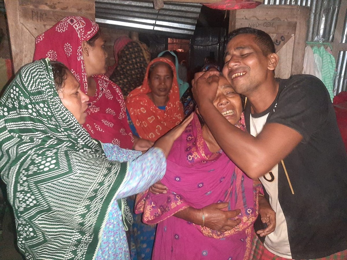 নিহত ভ্যানচালক রহিদুল ইসলামের স্বজনেরা আহাজারি করছেন। আজ শনিবার সকালে রংপুরের তারাগঞ্জ উপজেলার ইকরচালী ইউনিয়নের দক্ষিণ লক্ষ্মীপুর গ্রামে