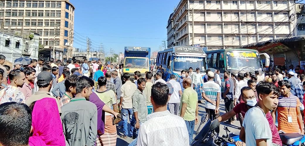 গাজীপুর মহানগরীর মালেকের বাড়ি এলাকায় টি এন জেড অ্যাপারেলস কারখানার শ্রমিকেরা বেতনের দাবিতে মহাসড়ক অবরোধ করে বিক্ষোভ করছেন। আজ শনিবার সকাল সাড়ে ১০টার দিকে