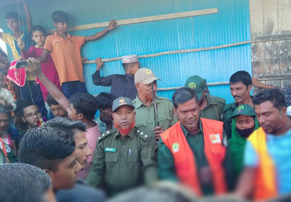 খুলনার কয়রা উপজেলার রান্নাঘর থেকে অজগরটি বন বিভাগের লোকজন উদ্ধার করে সুন্দরবনে অবমুক্ত করেন। রোববার সকালে উপজেলার মহেশ্বরীপুর গ্রামে